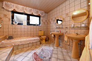 Badezimmer mit Liegefläche