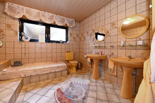 Badezimmer mit Liegefläche