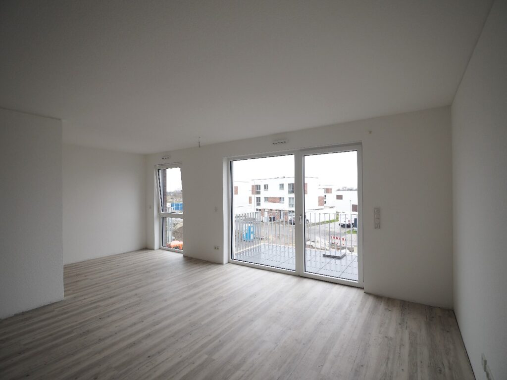 Wohnzimmer mit angernzender Küche